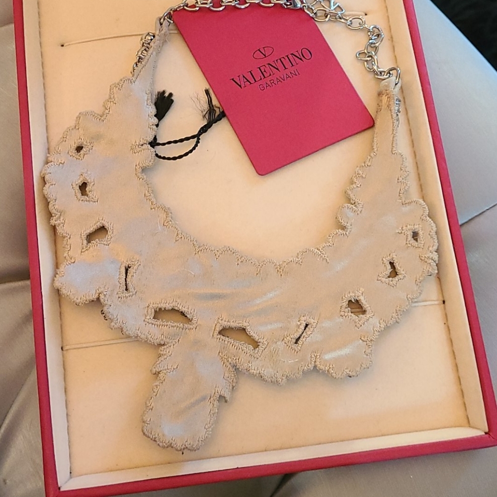 Valentino gorgeous crystal necklace - Picture 4 of 10